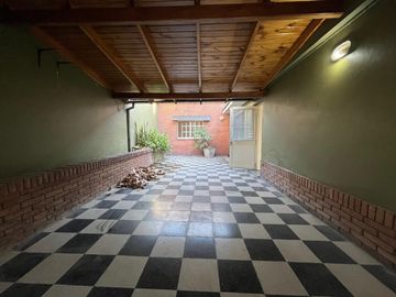 Casa en Zona Sur - 3 dormitorios - Cochera - Patio - Apta crédito.