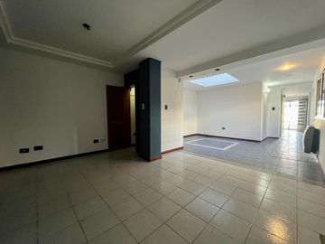 Casa en Zona Sur - 3 dormitorios - Cochera - Patio - Apta crédito.