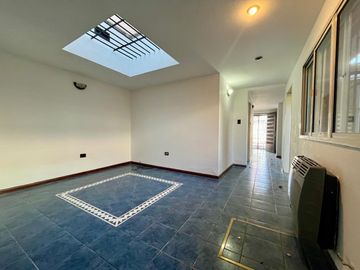 Casa en Zona Sur - 3 dormitorios - Cochera - Patio - Apta crédito.