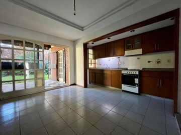 Casa en Zona Sur - 3 dormitorios - Cochera - Patio - Apta crédito.