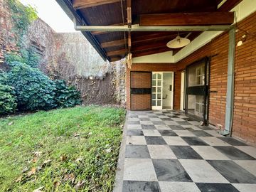 Casa en Zona Sur - 3 dormitorios - Cochera - Patio - Apta crédito.
