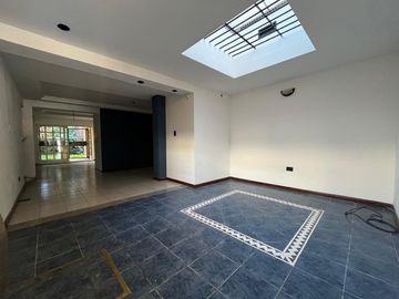 Casa en Zona Sur - 3 dormitorios - Cochera - Patio - Apta crédito.