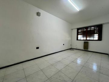 Casa en Zona Sur - 3 dormitorios - Cochera - Patio - Apta crédito.