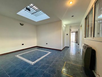 Casa en Zona Sur - 3 dormitorios - Cochera - Patio - Apta crédito.