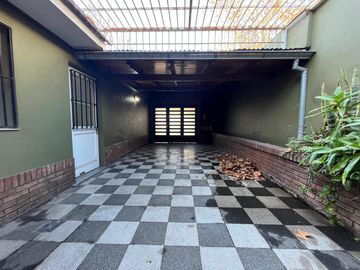 Casa en Zona Sur - 3 dormitorios - Cochera - Patio - Apta crédito.