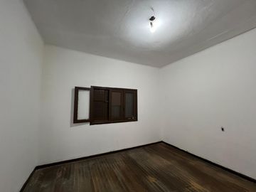 Casa de tres ambientes con cochera a la venta en Wilde