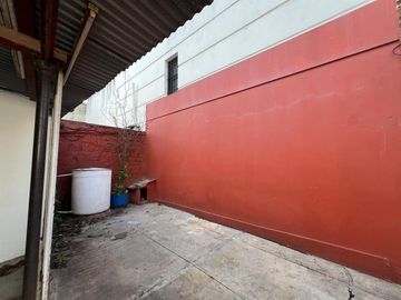 Casa de tres ambientes con cochera a la venta en Wilde