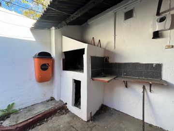 Casa de tres ambientes con cochera a la venta en Wilde