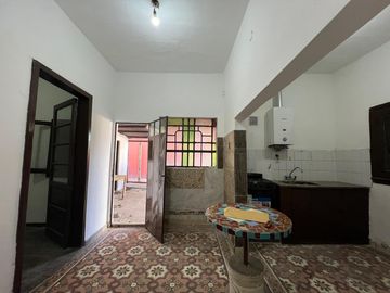 Casa de tres ambientes con cochera a la venta en Wilde
