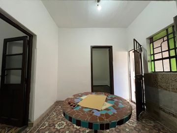 Casa de tres ambientes con cochera a la venta en Wilde