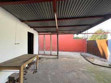 Casa de tres ambientes con cochera a la venta en Wilde