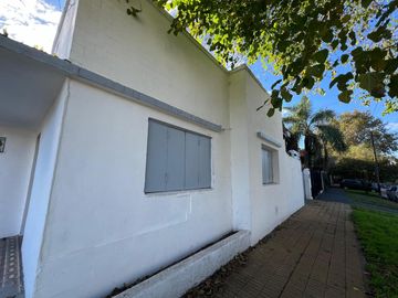 Casa de tres ambientes con cochera a la venta en Wilde
