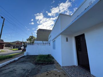 Casa de tres ambientes con cochera a la venta en Wilde