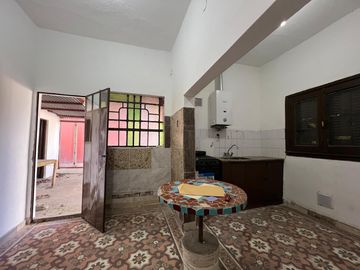 Casa de tres ambientes con cochera a la venta en Wilde