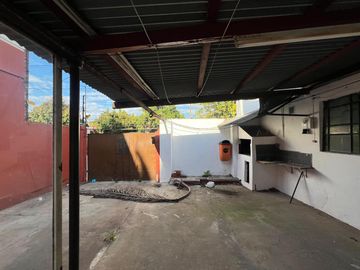 Casa de tres ambientes con cochera a la venta en Wilde