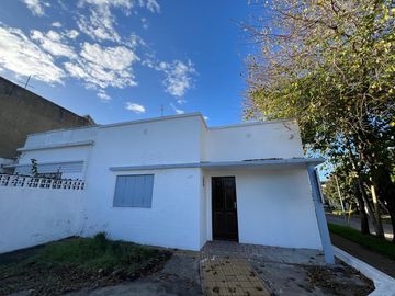 Casa de tres ambientes con cochera a la venta en Wilde