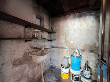 Casa de tres ambientes con cochera a la venta en Wilde