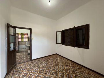 Casa de tres ambientes con cochera a la venta en Wilde