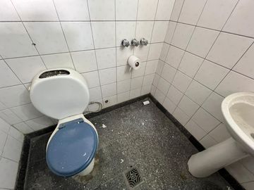 Casa de tres ambientes con cochera a la venta en Wilde