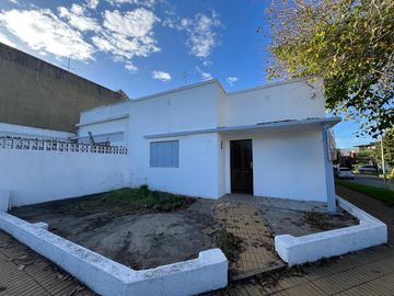 Casa de tres ambientes con cochera a la venta en Wilde