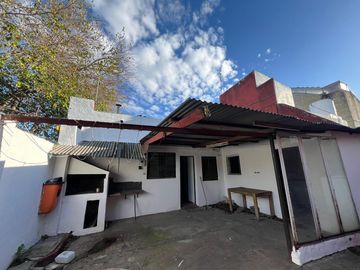 Casa de tres ambientes con cochera a la venta en Wilde