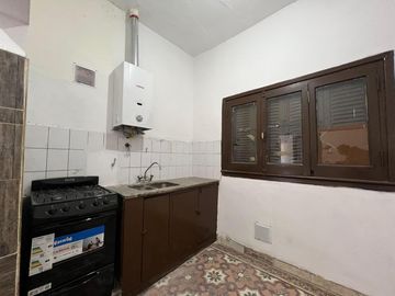 Casa de tres ambientes con cochera a la venta en Wilde