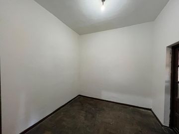 Casa de tres ambientes con cochera a la venta en Wilde