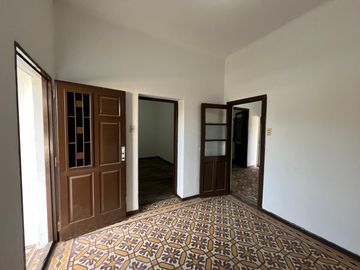 Casa de tres ambientes con cochera a la venta en Wilde