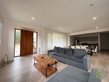 Casa en Venta. Cuatro Dormitorios. Pileta