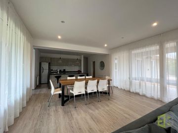 Casa en Venta. Cuatro Dormitorios. Pileta