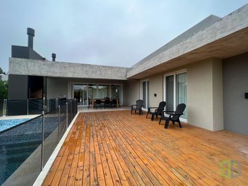 Casa en Venta. Cuatro Dormitorios. Pileta