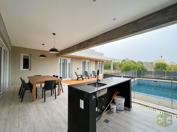 Casa en Venta. Cuatro Dormitorios. Pileta