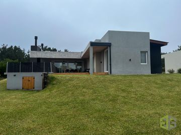 Casa en Venta. Cuatro Dormitorios. Pileta