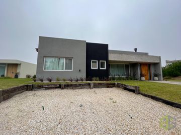 Casa en Venta. Cuatro Dormitorios. Pileta