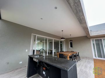 Casa en Venta. Cuatro Dormitorios. Pileta