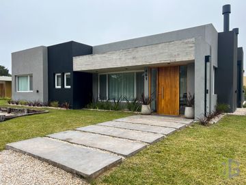 Casa en Venta. Cuatro Dormitorios. Pileta