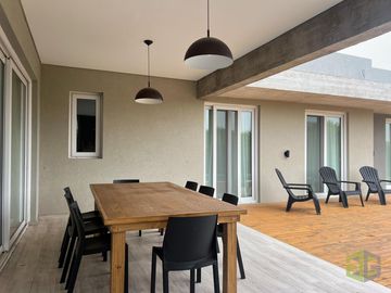 Casa en Venta. Cuatro Dormitorios. Pileta