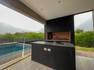 Casa en Venta. Cuatro Dormitorios. Pileta