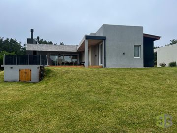 Casa en Venta. Cuatro Dormitorios. Pileta