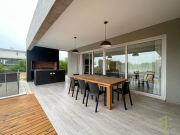 Casa en Venta. Cuatro Dormitorios. Pileta