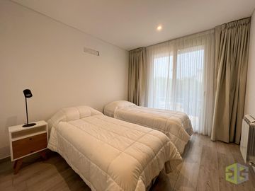 Casa en Venta. Cuatro Dormitorios. Pileta
