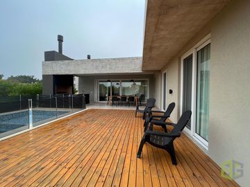 Casa en Venta. Cuatro Dormitorios. Pileta