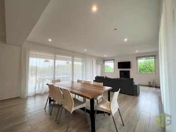 Casa en Venta. Cuatro Dormitorios. Pileta