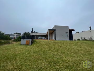 Casa en Venta. Cuatro Dormitorios. Pileta