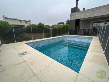 Casa en Venta. Cuatro Dormitorios. Pileta