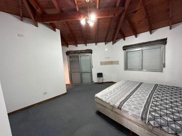Casa en venta - 4 Dormitorios 3 Baños - Cochera - 270Mts2 - Echeverría