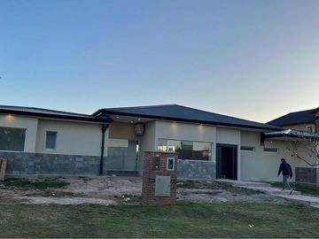 Casa en venta - 4 Dormitorios 2 Baños - Cochera - 1.800Mts2 - Ingeniero Maschwitz, Escobar