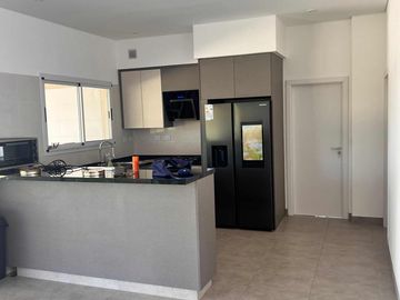 Casa en venta - 4 Dormitorios 2 Baños - Cochera - 1.800Mts2 - Ingeniero Maschwitz, Escobar