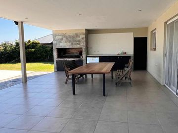 Casa en venta - 4 Dormitorios 2 Baños - Cochera - 1.800Mts2 - Ingeniero Maschwitz, Escobar