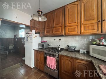 Venta de casa 4 ambientes con cochera y local en Sarandí